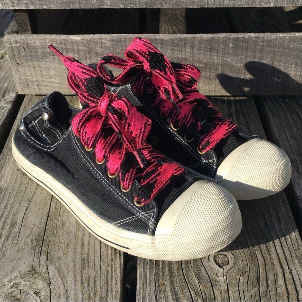 - Black Classic Sneakers w/NEW Pink Plaid Laces! EUC!